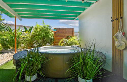 Luxury Home with Hot Tub & Outdoor Oasis blocks from the Beach - Foto 10