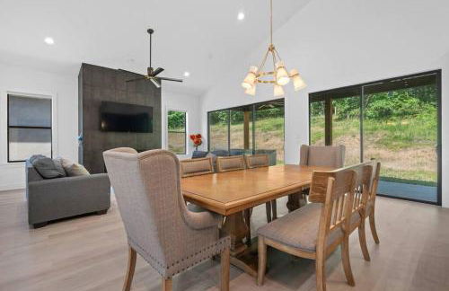 Modern Retreat 10 min-Oaklawn BBQ grill Pavillion Kids playground - Foto 7