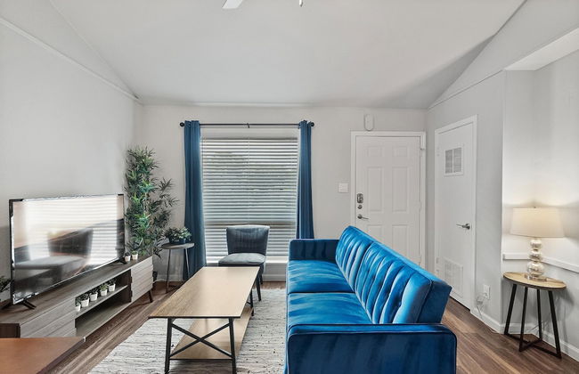 Stylish 1BR Zilker Evonify - Photo 1