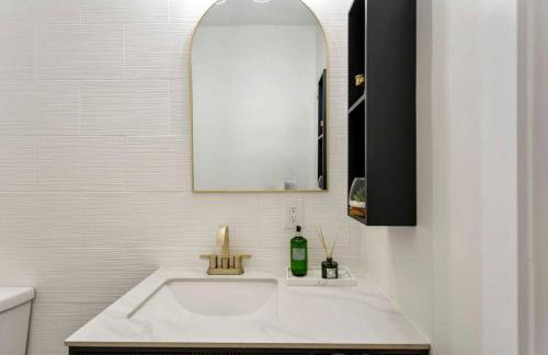 Stylish Lakehouse with Black-and-White Modern Design near Lake Hartwell, Clemson SC - Foto 16