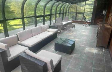 Stream-Side Atrium Home with Side Rooms & Pool Table - Foto 33