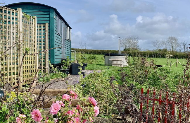 Shepherds Hut With Hot Tub, North Wales, Anglesey - Photo 1