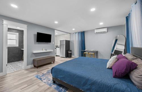 Modern Studio Retreat with Workspace in Houston - Foto 16