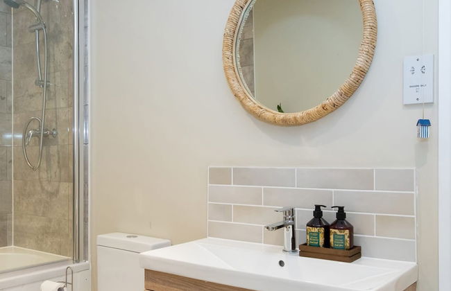 Bosham 3 BR Beach House With Garden Playhouse - Photo 29