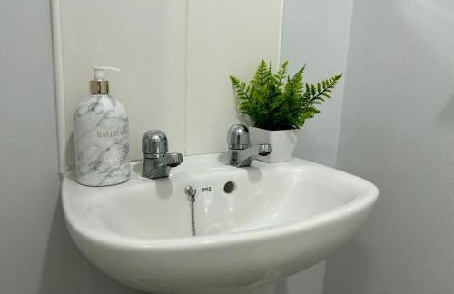 Eskdale Townhouse- Spacious 4BR ,Crawley, Free Wifi, Parking, fully equipped, contractor friendly, temporary relocations welcome, near Gatwick Airport - Foto 49