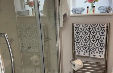 The Lily Pad - Boutique Townhouse, a short walk to Town Center and Racecourse - Photo 17