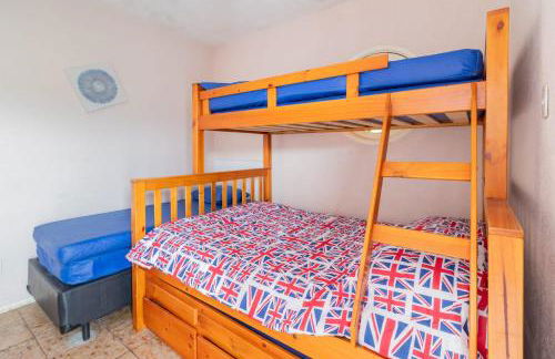 Casa Lindíssima e Espaçosa com 2 Piscinas - Adulto e Infantil, Perto da Praia, Opção da Piscina Adulto Aquecida Cobrado à Parte, 4 Quartos Frente as Piscinas, Área Gourmet Completa com Churrasqueira, Forno e Fogão a Lenha, Mesa de Bilhar, Lareira na Sala - Photo 29