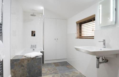 New 2 Bedroom Home at Waterhead Range by LetMeStay - Foto 15