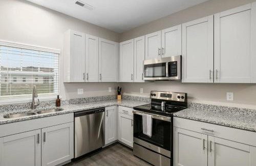 Modern 16BR 16BA Condos w Garage and Patio - Foto 14