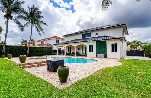 Luxury Tropical Living , 4BR w Backyard Pool Oasis - Foto 1