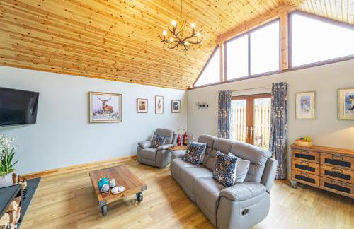 Roe Deer Lodge with Hot Tub - Foto 3