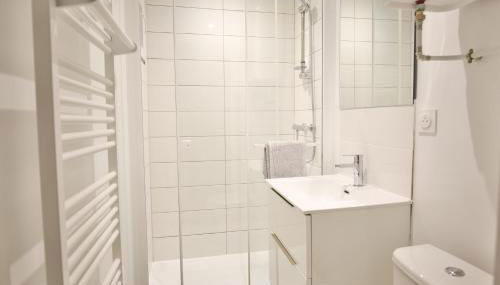 Granny Smith - Homerepublique - Studio paisible, parking gratuit, emplacement vélo - Village Vaux 3 minutes Auxerre - Foto 5, Shower