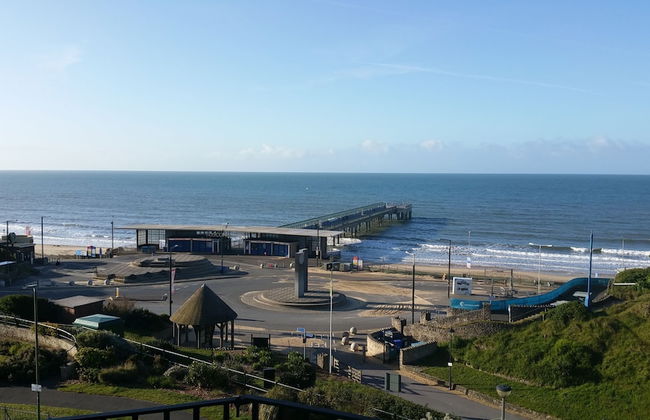 Beach Front 2-bed Apartment With Deck & BBQ - Foto 23