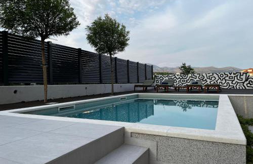 Cozy seaside apartment with private pool & terrace - Foto 9