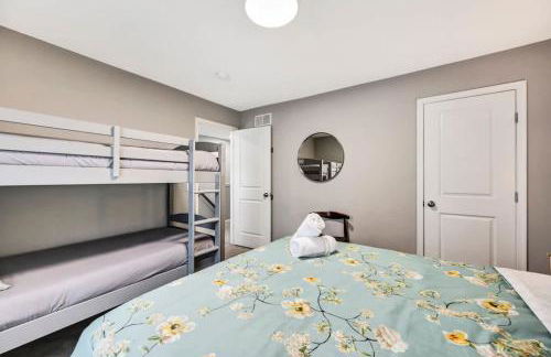 Modern 5BR, Kid-Friendly Home In Poconos with Pool Table - Foto 79