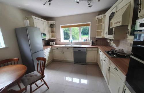 Drayton Manor House FREE parking - Photo 18