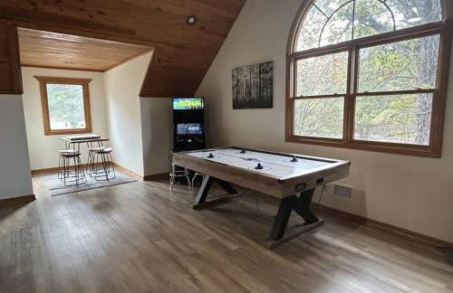 Luxe Hot Springs Cabin w/Pond and Game Room! - Foto 20