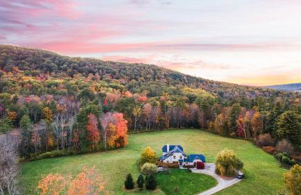 Modern Berkshires Farmhouse w Porch Fireplace Views Beaver Creek by AvantStay - Foto 45