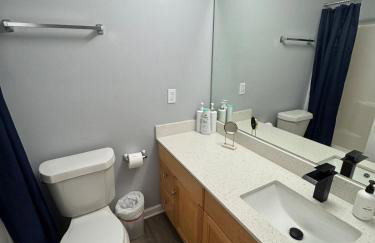 King-Bed Loft - Free Garage Parking - Full Kitchen - Foto 20