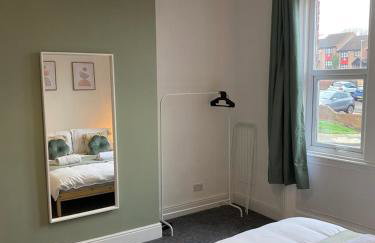 Overhill 3 bedroom flat 5 beds, free parking, ideal for Contractors - Foto 8
