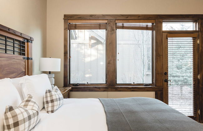 Klamath by Avantstay Gorgeous Mountain Home w/ Fire Pit, Spa & Lake Views - Photo 8