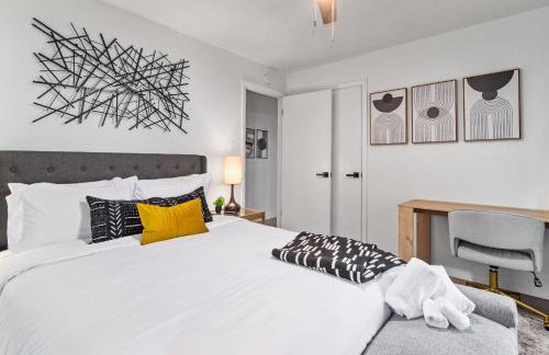 Game Room and Huge Yard with Fire Pit Yard Games and BBQ Near UE and Downtown - Foto 7