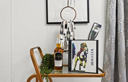 Modern Apartment with Parking & Prime Location - Foto 53