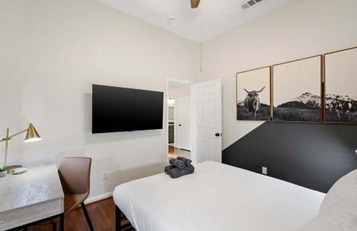 5BD Getaway w Pool Patio Firepit Mins to DT - Photo 28