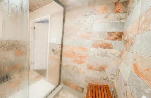 In-Shower Sauna, Fenced Yard w Deck & BBQ Near ATL - Foto 5