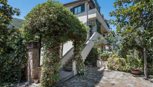 4 Bedroom Lovely Apartment In Nerola - Foto 1