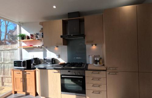 2 Ensuite beds house, sleep 4 With free parking, Self Check-in, and Close link to London, Zone 6 - Photo 15