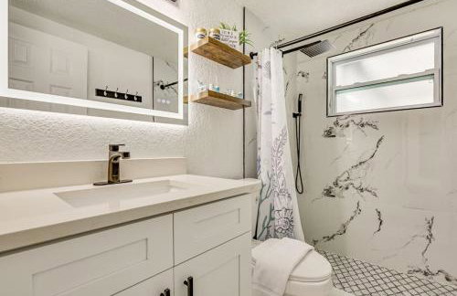 Canal Front Oasis w Heated Pool Close to the Beach - Foto 15