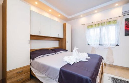 Four-Bedroom Holiday Home In Islam Latinski - Photo 42