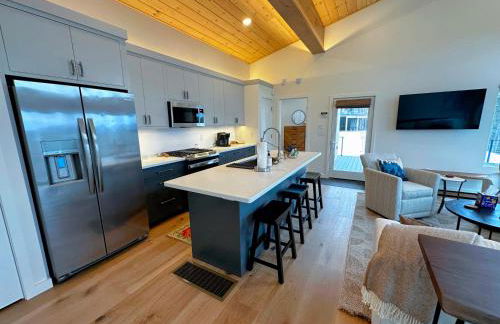 1B Contemporary cabin in magnificent setting, luxury and comfort, hot tub, AC! - Foto 6