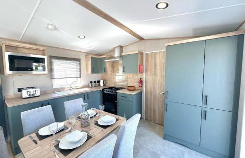 Modern Caravan 2025 with Decking - Foto 4