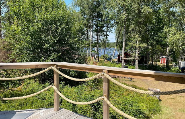 Bright Holiday House by the Lake - Photo 37