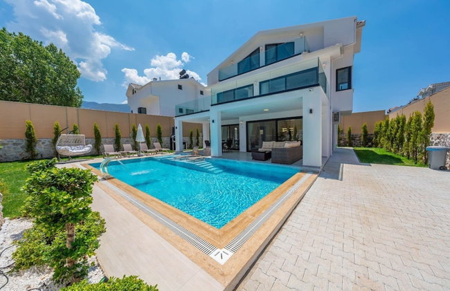 Luxury 4-bed Villa With Private Pool and Jacuzzi - Photo 31