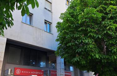 Apartment Holiday in Split, near the old town, three rooms, balcony, garage - Photo 1