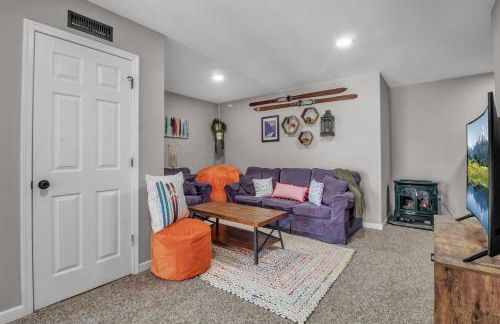 Modern Townhome with Decks Fireplace & Mountain Views - Foto 30