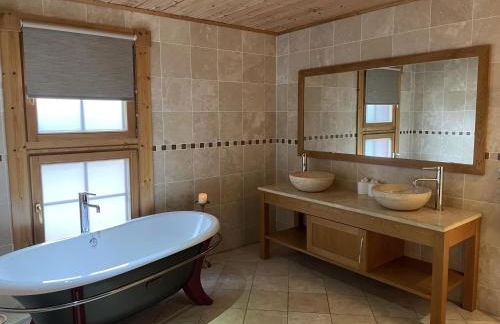 Bunnahahbain - Two Bedroom Luxury Log Cabin with Private Hot Tub - Foto 9