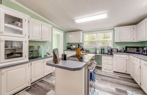 7 Mi to Beach! Sneads Ferry Family Home with Hot Tub - Foto 12