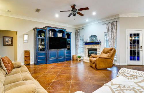 Group-Friendly Burleson Getaway with Outdoor Oasis - Foto 5