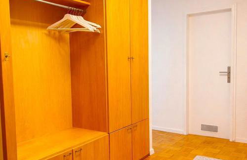 stylische 110m2 Wohnung in Top Lage mit Balkon und 2 Schlafzimmern für bis zu 6 Personen sowie kostenloser Parkgarage max 1,65m Höhe und 1,8m Breite - Foto 20