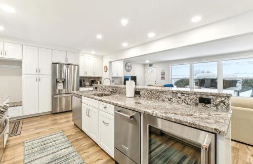 Beautiful Torch Lake House with Beach Access home - Foto 22