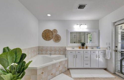 Hottub! Mini Golf! Water Access! Pets! 5min beach! - Foto 9