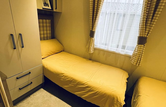 2 Bed Caravan - Sleeps 6 - Parking - Pets - Photo 10