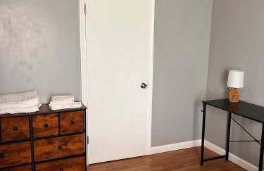 Cozy Modern Home with Large Fenced in Backyard - Foto 9