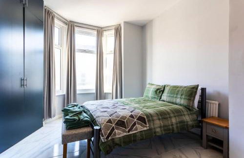 Amazing 3 bedroom, 2 bathroom, ground floor flat with garden, near train Station and bus stop - Foto 19