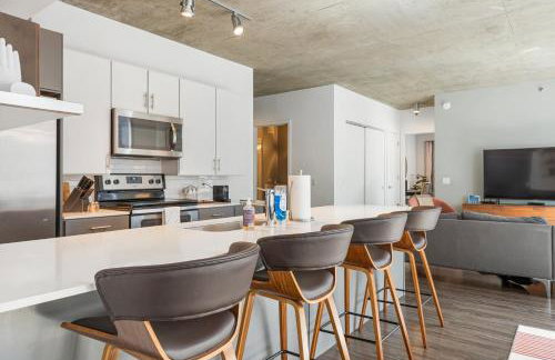 Linea Luxury Living with Indoor Pool and Rooftop Views in The Loop - Photo 20