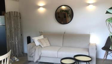 LA BRINDILLE Petit mas provencal meublé de tourisme 3 étoiles 2-3 personnes 1 piece 30 m2 tout confort lisière foret jardin Jacuzzi Piscine - Foto 3